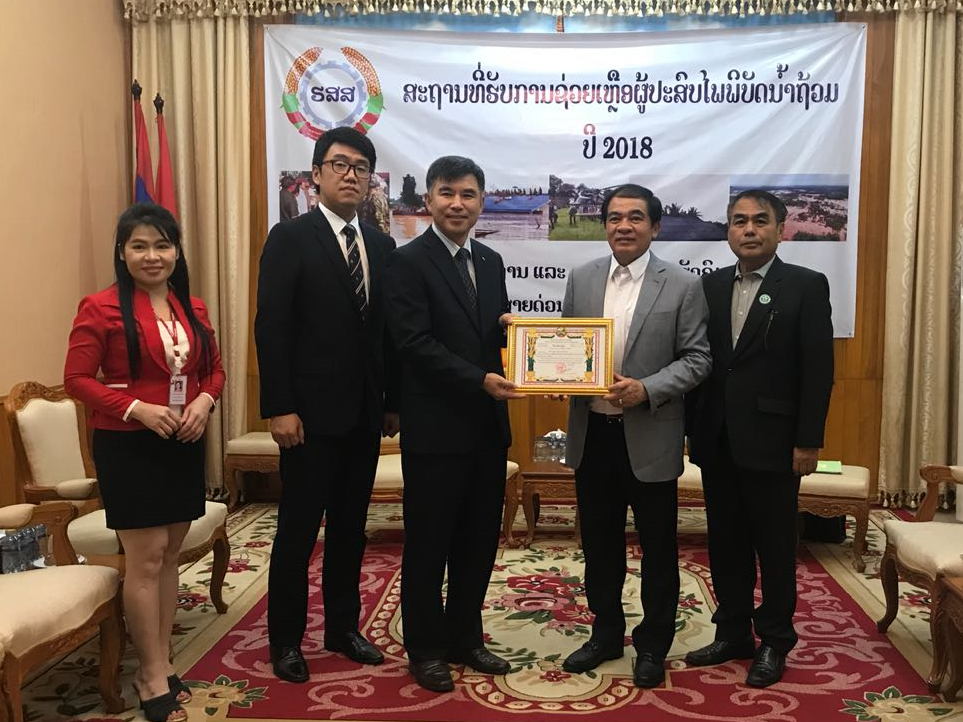 ▲Dr..Khampheng Saysompheng(오른쪽 두 번째) 라오스 고용복지부 차관과 염성열 웰컴리싱라오(Welcome Leasing Lao.,Co.Ltd) 법인장(오른쪽 세 번째)이 4일 라오스 홍수 피해 지원금을 전달한 뒤 기념사진올 찍고 있다.(사진제공=웰컴금융그룹)