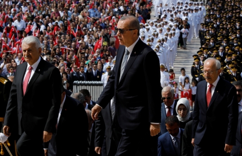 ▲레제프 타이이프 에르도안(가운데) 터키 대통령이 8월 30일(현지시간) 수도 앙카라에 위치한 터키 건국의 주역 무스타파 케말 아타튀르크 묘역을 방문하고 있다. 앙카라/로이터연합뉴스
