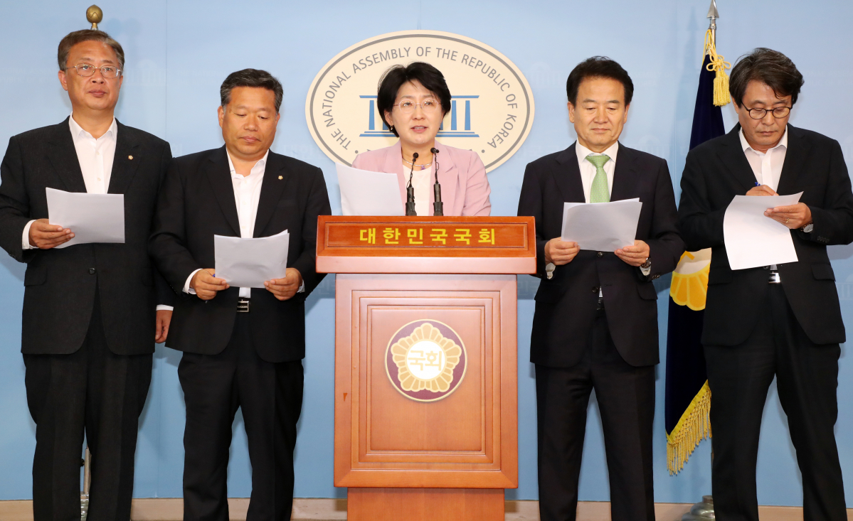 ▲정동영 대표를 비롯한 민주평화당 의원들이 5일 국회 정론관에서 이해찬 대표가 새만금 신공항 건설에 반대한다는 취지로 발언한것을 규탄하며 입장전환을 요구하는 기자회견을 하고 있다. (연합뉴스)