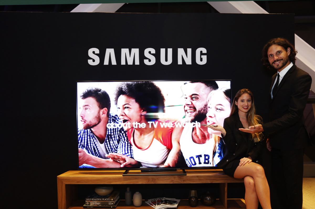 ▲일(현지시간) 멕시코 시티의 '에스파시오 비레이에스(ESPACIO VIRREYES)' 이벤트홀에서 열린 삼성전자 프리미엄 TV와 가전 공개 행사에서 모델들이 삼성전자 'QLED TV'를 소개하고 있다.(사진제공 삼성전자)