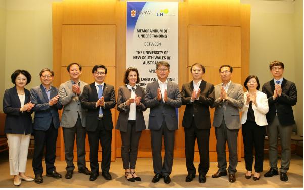 ▲5일 코엑스에서 개최된 LH와 호주 뉴사우스웨일즈대학(UNSW)의 협약식에서 박상우 LH 사장(오른쪽 다섯 번째)과 헬렌 록헤드 호주 UNSW 학장(오른쪽 여섯 번째) 등 관계자들이 기념사진을 촬영하고 있다.(사진출처=LH)
