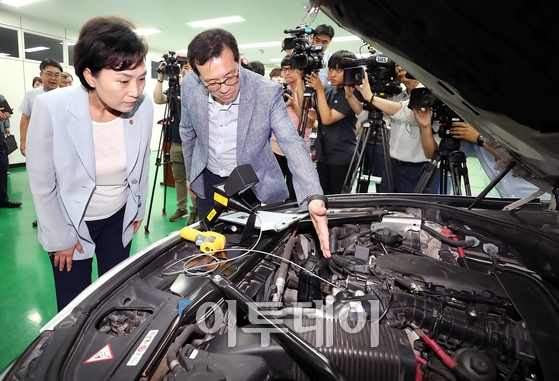 ▲김현미 국토교통부 장관이 2018년 9월 6일 한국교통안전공단 자동차안전연구원에서 BMW 화재사고 관련 BMW 차량을 살펴보고 있다. (국토교통부)