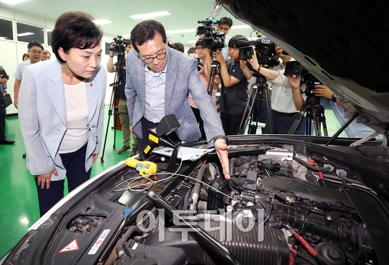 ▲김현미 국토교통부 장관이 지난달 8일 경기도 화성의 교통안전공단 자동차안전연구원에 BMW 화재사고 관련 BMW 차량을 살펴보고 있다.(국토교통부)