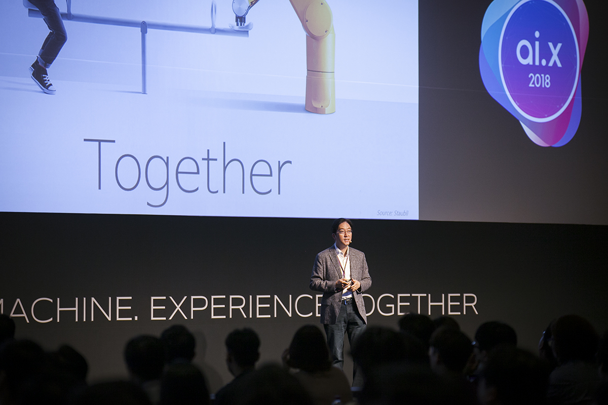 ▲ 6일 광진구 워커힐 호텔에서 열린 SK텔레콤의 AI 컨퍼런스 ‘ai.x 2018’에서 김윤 SK텔레콤 AI리서치센터장이 개회사를 하고 있다.(사진제공= SK텔레콤)