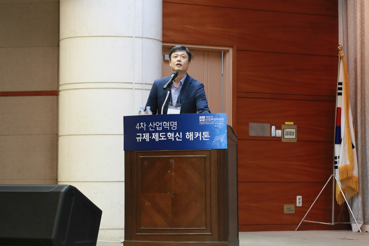 ▲장병규 4차산업혁명위원회 위원장이 지난 4일 KT 대전인재개발원에서 '제4차 규제·제도혁신 해커톤' 개회식에서 인사말을 하고 있다.(사진제공= 4차산업혁명위원회)