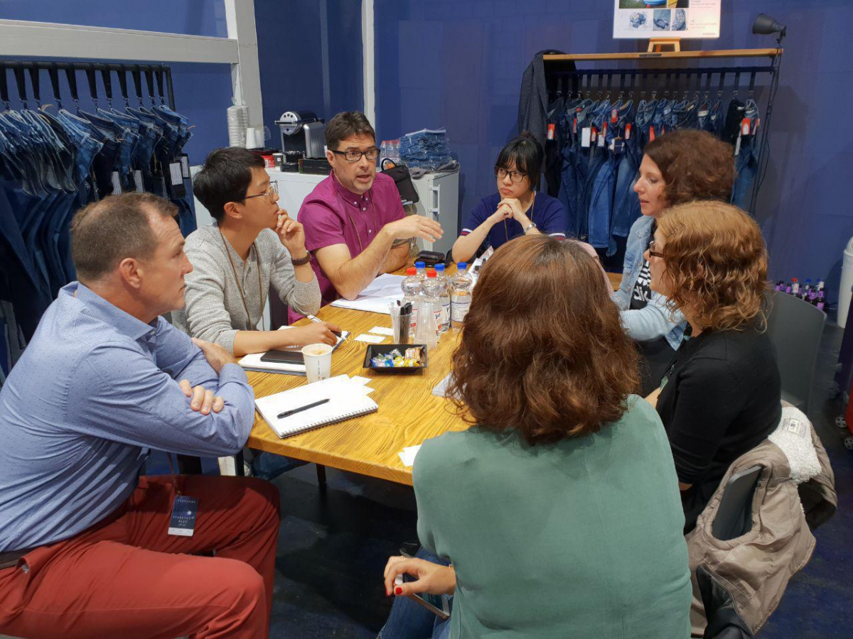 ▲효성티앤씨는 지난 9월 4~5일(현지시각) 독일 뮌헨 MOC(Munich Order Center)에서 열린 글로벌 데님 트렌드를 한 눈에 볼 수 있는 블루존 전시회에 글로벌 No.1 스판덱스 브랜드인 효성 크레오라 전시 부스를 마련하고 글로벌 데님 원단 관계자 및 고객사와 만나 향후 트렌드 전망 및 원단 개발 관련 논의를 활발히 펼쳤다.(사진제공=효성)