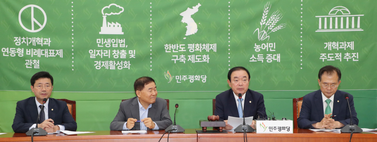 ▲민주평화당 장병완 원내대표(왼쪽 세번째)가 6일 오전 국회에서 열린 의원총회에서 발언하고 있다. (연합뉴스)