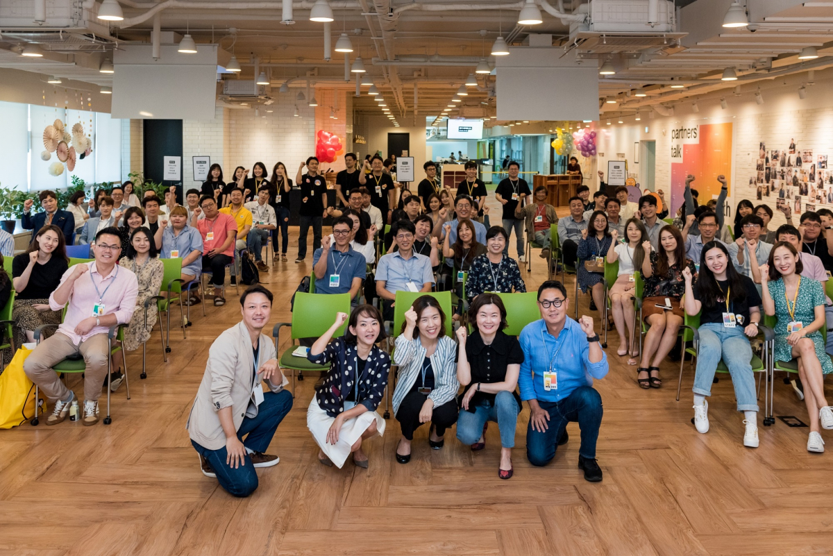 ▲‘파트너스 톡 위드 카카오’에 참석한 카카오 관계자와 파트들이 기념촬영을 하고 있다. (카카오)