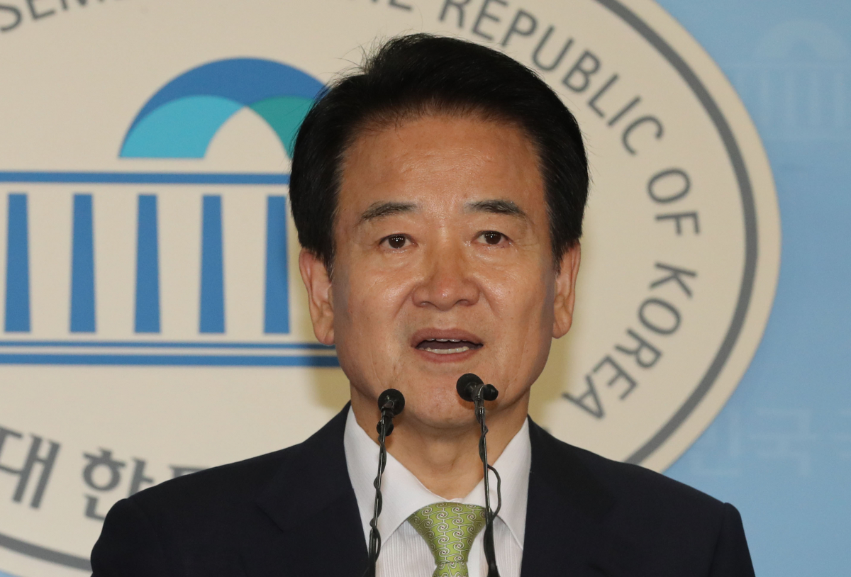 ▲민주평화당 정동영 대표(오른쪽)가 6일 오후 국회 정론관에서 기자회견을 열고 "부동산 폭등을 막기 위해선 분양원가 공개, 분양가 상한제, 후분양제 등 3종세트를 즉각 도입해야 한다"고 주장하고 있다. (사진제공=롯데주류)