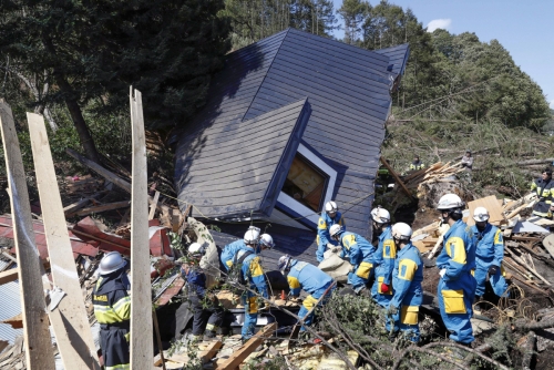 ▲일본 홋카이도 아쓰마정에서 6일(현지시간) 구조대원들이 산사태로 무너진 가옥 근처에서 생존자를 수색하고 있다. 아쓰마/로이터연합뉴스