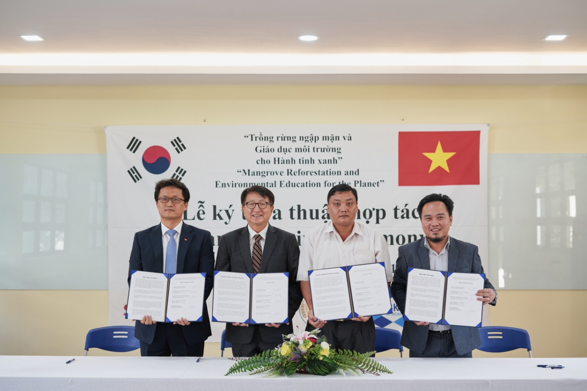 ▲SK이노베이션 호치민기술대학에 연구기금 2000만원을 전달하는 MOU를 체결했다. 사진은 왼쪽부터 양정대 SK이노베이션 E&P 호치민지사 부장, 김재범 유엔환경계획(UNEP) 한국위원회 사무총장, 뿌옹(Phuong) 짜빈성 산림보호국 국장, 꿕 둥 타(Ta Quoc Dung) 호치민기술대학 지질·석유엔지니어링 학과장.(사진 제공=SK이노베이션)