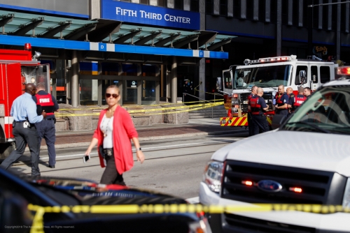 ▲6일(현지시간) 총기 난사 사건이 발생한 미국 신시내티 피프스서드 건물 앞에 구조대원이 모여있다. 신시내티/AP연합뉴스 
