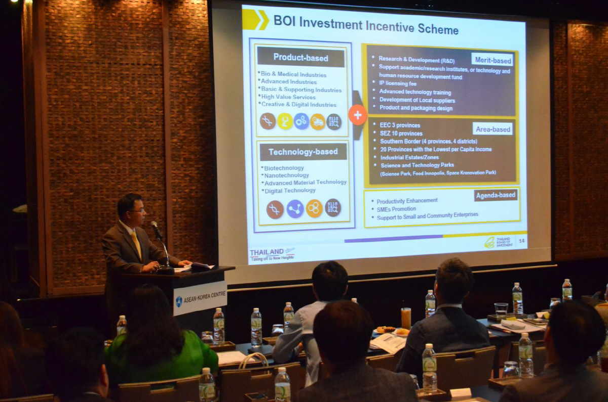 ▲나릿 터싸티라싹 태국투자청(BOI) 부청장이 4일 태국 방콕에서 열린 ‘한·태국 산업용 로봇 및 자동화 분야 투자증진 세미나’에서 발표를 하고 있다. 사진제공 더네이션 