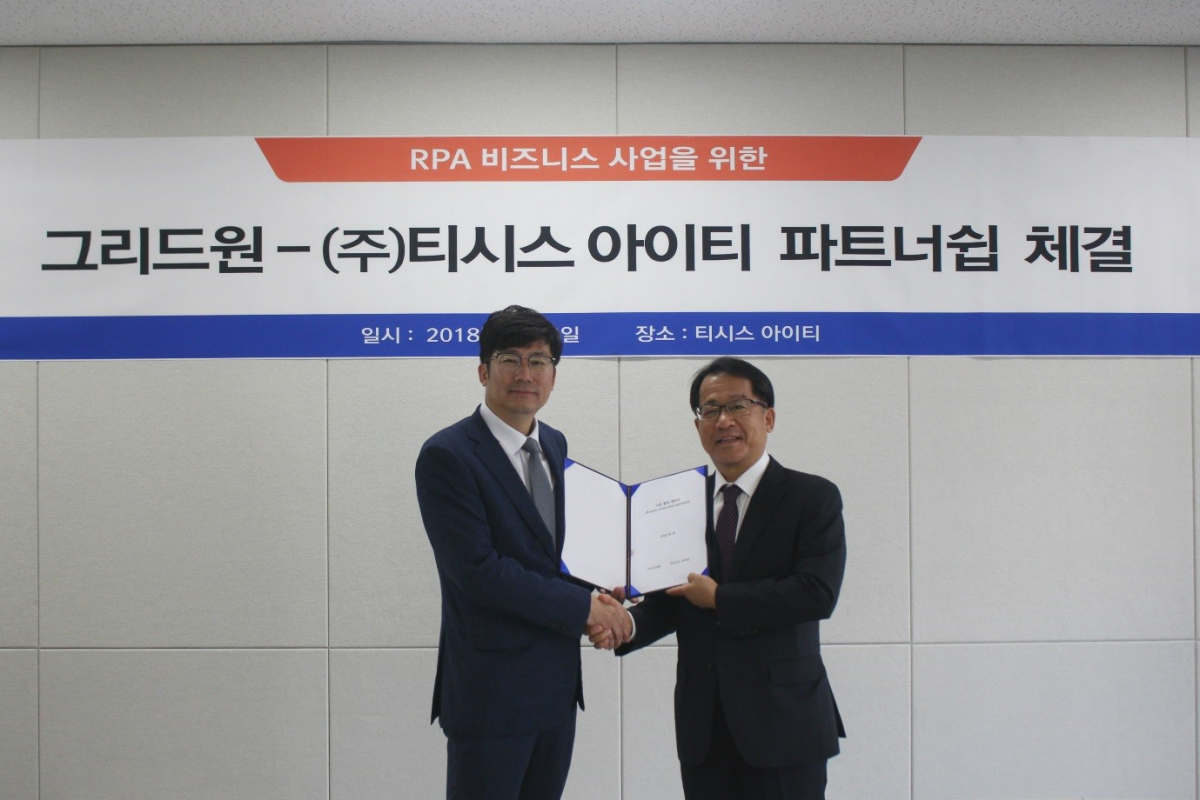 ▲지난 5일 서울 중구 티시스 아이티 사옥에서 진행한 ‘㈜티시스 아이티-㈜그리드원 파트너십체결식’에서 티시스 아이티 최창성 대표(오른쪽)와 그리드원 김계관 대표(왼쪽)가 기념 촬영을 하고 있다.  (사진제공=태광그룹)