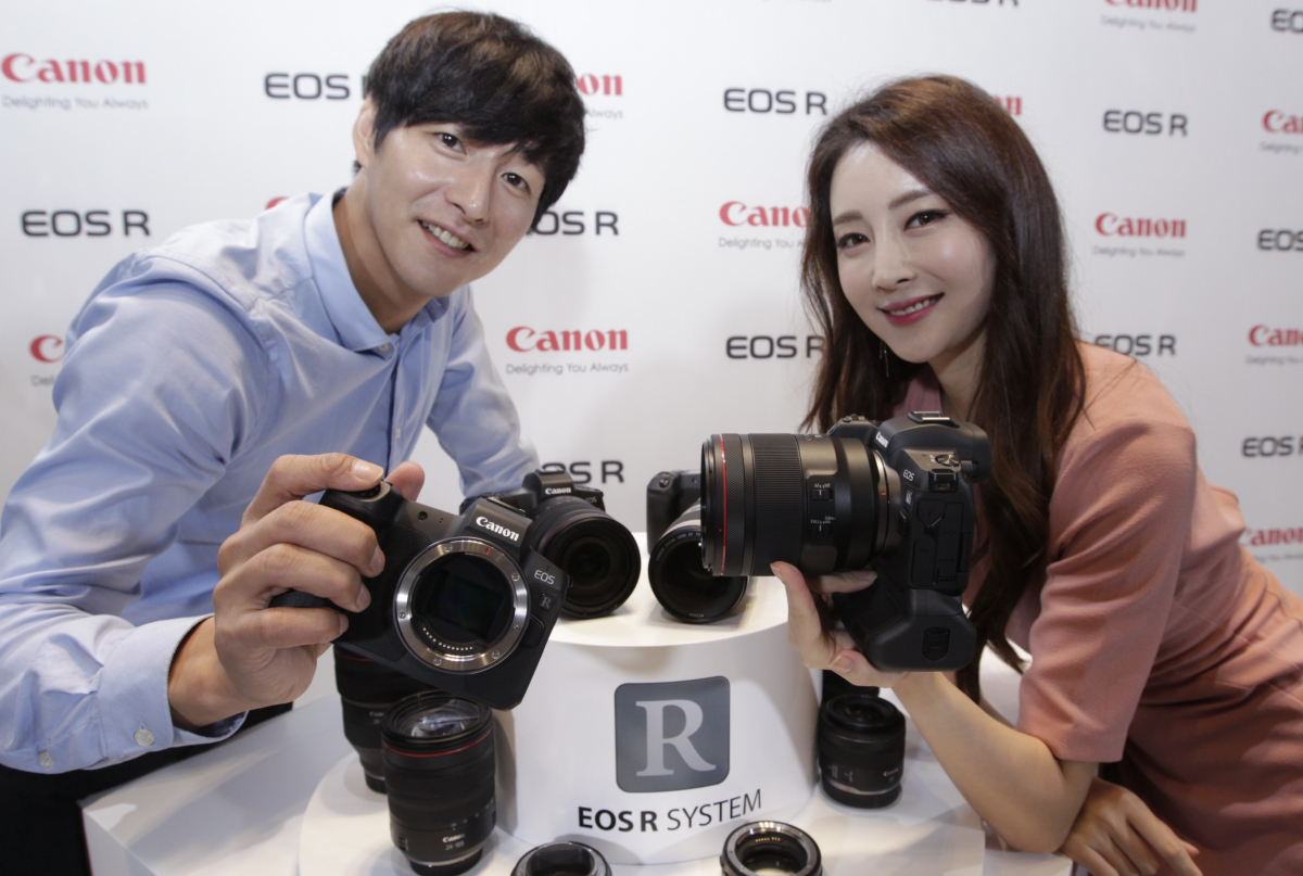 ▲캐논이 7일 JW메리어트 동대문 스퀘어 서울 호텔에서 풀프레임 미러리스 카메라 ‘EOS R’, RF렌즈 등 신제품을 공개했다.  (사진제공=캐논)