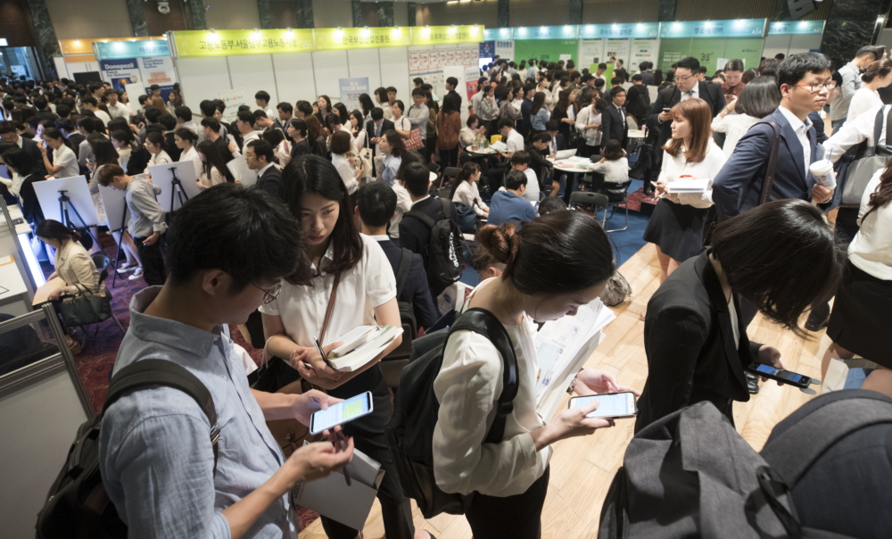 ▲9월 7일 오전 서울 여의도 중소기업중앙회에서 열린 2018 한국제약·바이오산업 채용박람회에서 구직자들이 상담을 기다리고 있다.(사진제공=연합뉴스)