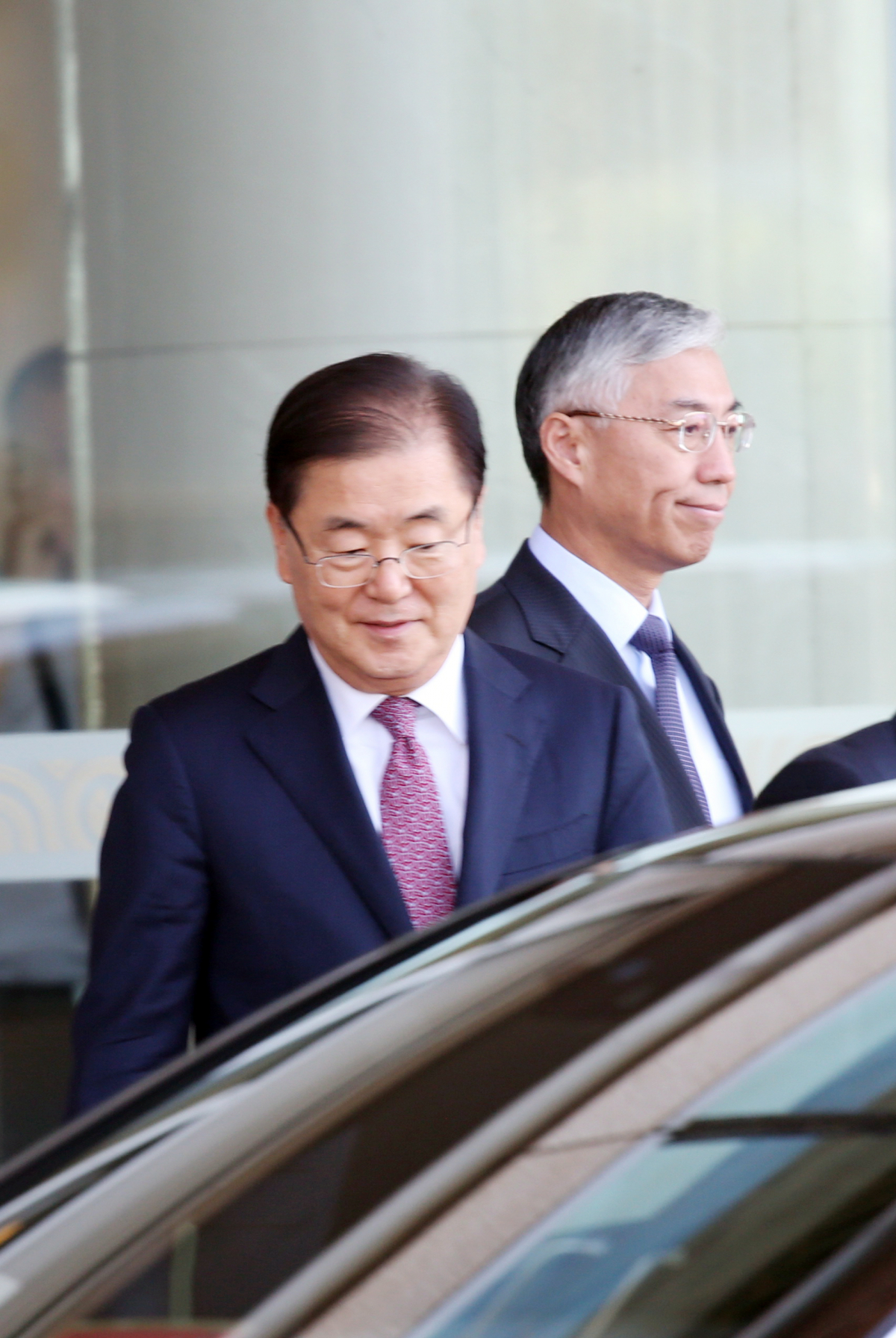 ▲정의용 청와대 국가안보실장이 8일 오전 대북 특별사절단의 방북 결과를 설명하기 위해 중국에 도착했다.(연합뉴스)