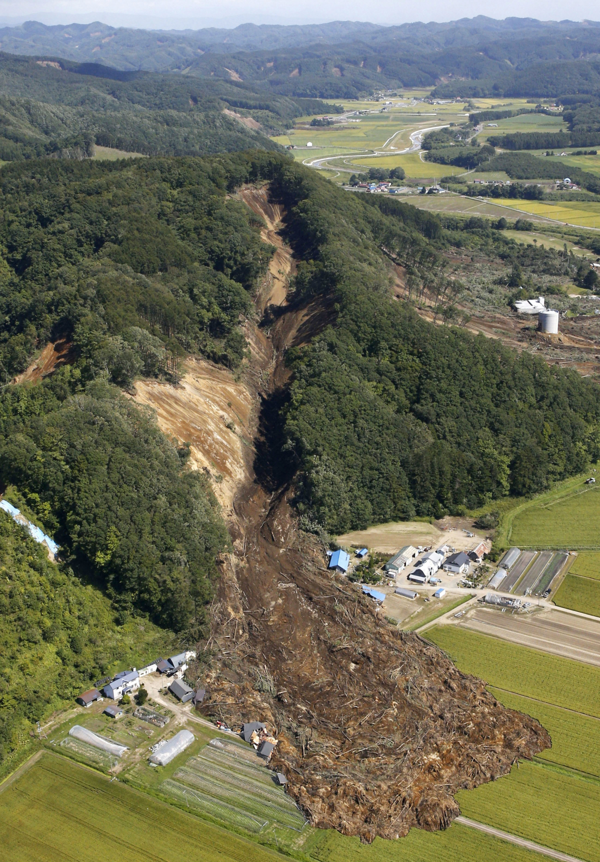 ▲6일 새벽 일본 홋카이도 중동부를 강타한 규모 6.7(최대 진도 7)의 강진으로 아쓰마의 야산이 무너져 주택을 덥치고 있는 모습.(연합뉴스)