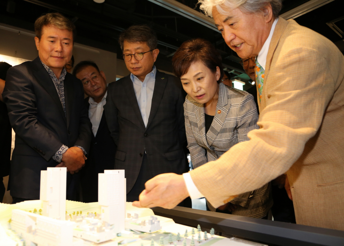 ▲7일 서울 정동 소재 국토발전전시관에서 개최된 '제1회 대한민국 공공주택 설계공모 대전' 한마당 행사에 참석한 김현미 국토부 장관(오른쪽 두 번째), 박상우 LH 사장(오른쪽 세 번째)이 수상작을 살펴보고 있다. (사진출처=LH)