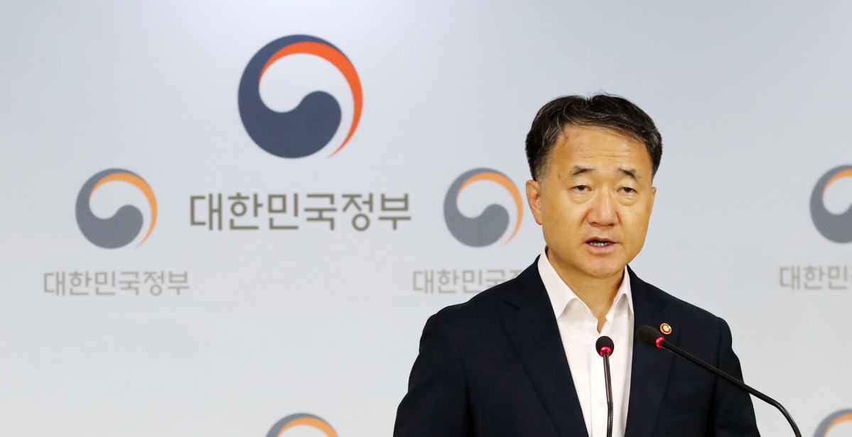 ▲박능후 보건복지부 장관이 9일 오후 서울 세종로 정부서울청사 브리핑룸에서 메르스(중동호흡기증후군) 확진자 관련 국무총리 주재 긴급 관계장관회의 결과 브리핑을 하고 있다.(뉴시스)