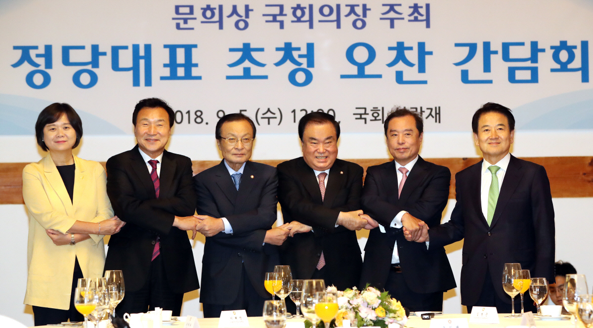 ▲선거제도 개편 문제가 이번 정기국회 최대 화두로 떠오르고 있는 가운데 문희상 국회의장과 여야 5당 대표들이 5일 국회 사랑재에서 오찬 회동을 가졌다. (왼쪽부터) 이정미 정의당, 손학규 바른미래당, 이해찬 더불어민주당, 문 의장, 김병준 자유한국당 비대위원장, 정동영 민주평화당 대표. 연합뉴스