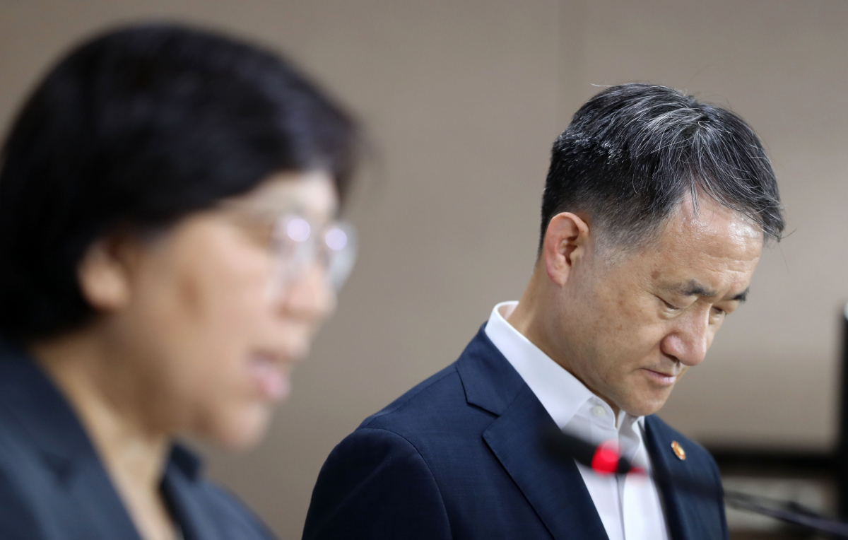 ▲박능후 보건복지부 장관이 9일 오후 서울 세종로 정부서울청사 브리핑룸에서 열린 메르스(중동호흡기증후군) 확진자 관련 국무총리 주재 긴급 관계장관회의 결과 브리핑에서 정은경 질병관리본부장의 취재진 질문에 대한 답변을 경청하고 있다.(뉴시스)