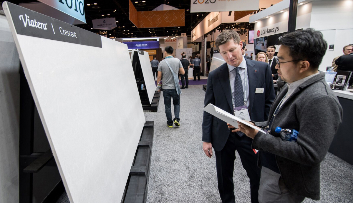 ▲올 상반기 미국 올랜도에서 열린 북미 최대 주방·욕실 전시회인 'KBIS 2018'에서  LG하우시스 직원이 미국 현지 고객에게 엔지니어드 스톤 제품에 대해 설명하고 있는 모습(사진제공=LG하우시스)