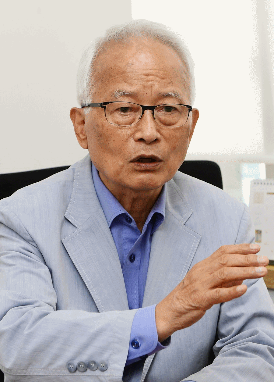 ▲김민환 교수는 최근 두 번째 장편소설 '눈 속에 핀 꽃'을 냈다. 책은 순수하게 사랑에 빠지고 세상의 불의를 참지 못하며 가난한 사람들과 함께하기 위해 몸을 던진 젊은이들의 이야기를 담았다.(고이란 기자 photoeran@)