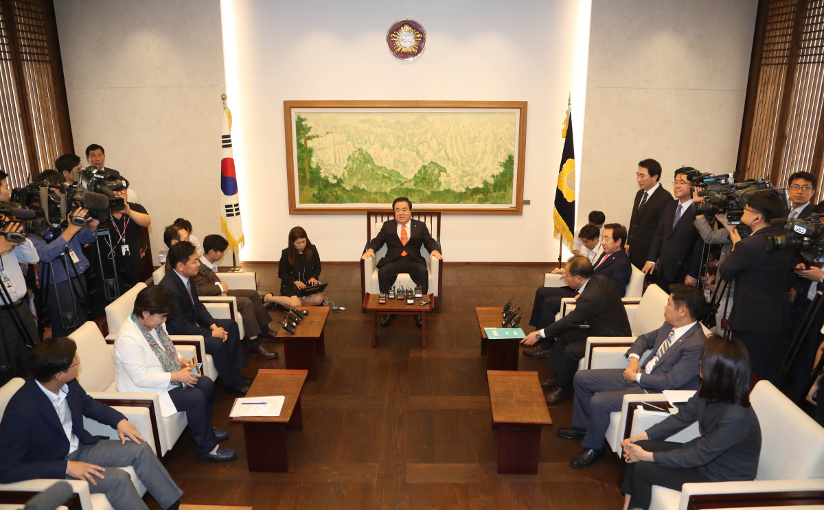 ▲10일 오전 국회 의장접견실에서 열린 국회의장과 교섭단체 원내대표 회동에서 바른미래당 김관영 원내대표, 더불어민주당 홍영표 원내대표, 문희상 의장(가운데), 자유한국당 김성태 원내대표 등 참석자들이 얘기를 나누고 있다. (연합뉴스)