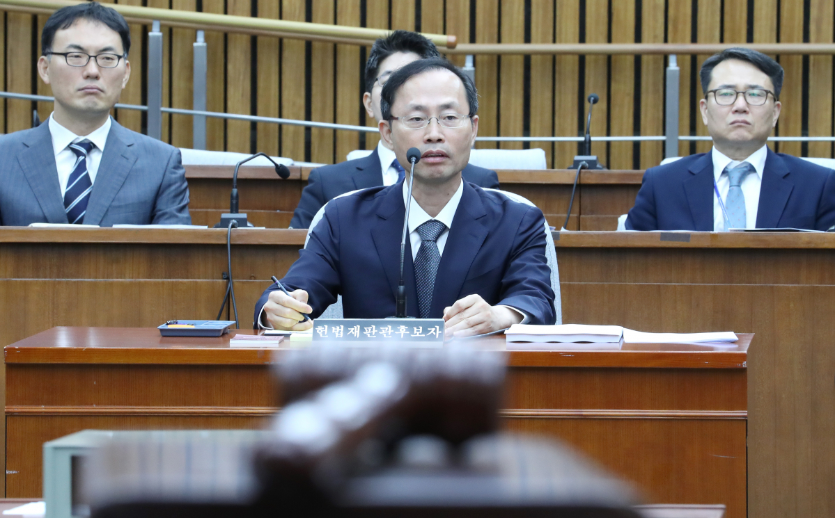 ▲김기영 헌법재판관 후보자가 10일 오전 국회에서 열린 인사청문회에서 의원들의 질의에 답하고 있다. (연합뉴스)