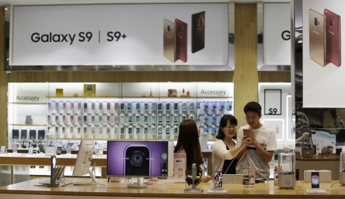 ▲7월 31일 서울의 한 삼성전자 매장에서 방문객들이 갤럭시 S9과 S9플러스 제품을 보고 있다. AP뉴시스