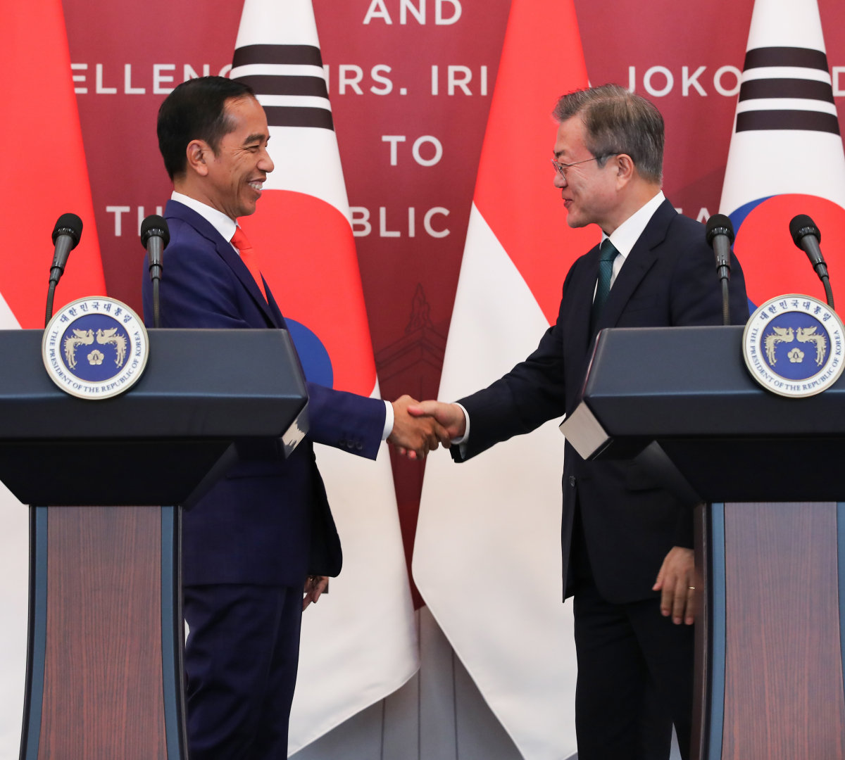 ▲문재인 대통령과 한국을 국빈 방문 중인 조코 위도도 인도네시아 대통령이 10일 오후 양국 공동 언론발표를 마치고 악수를 하고 있다. (연합뉴스)