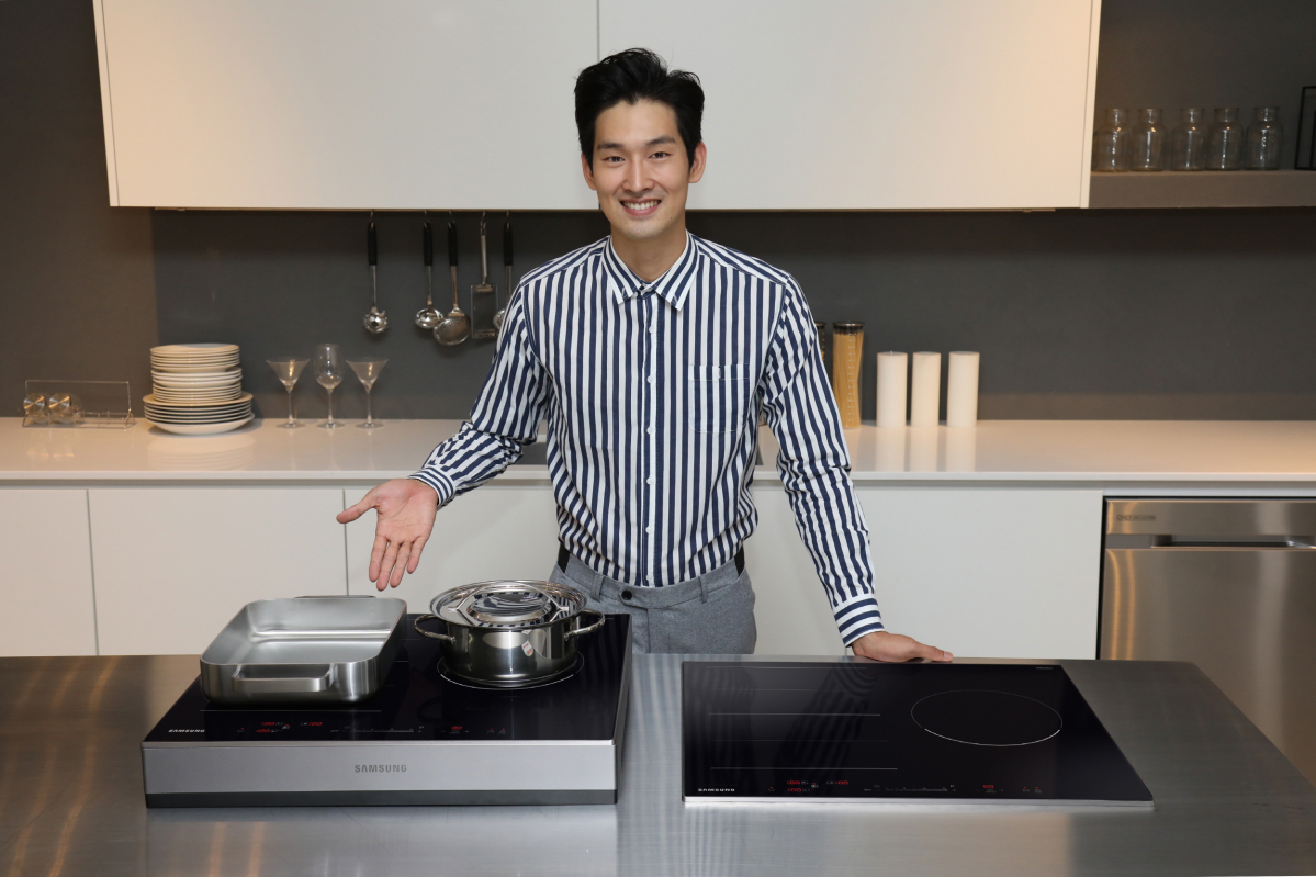▲삼성전자 모델이 화력을 강화하고 전기 공사 없이 플러그만 꽂아 간편히 사용할 수 있는 신제품 '전기레인지 인덕션'(NZ63N7757CK)을 소개하고 있다.(사진제공 삼성전자)