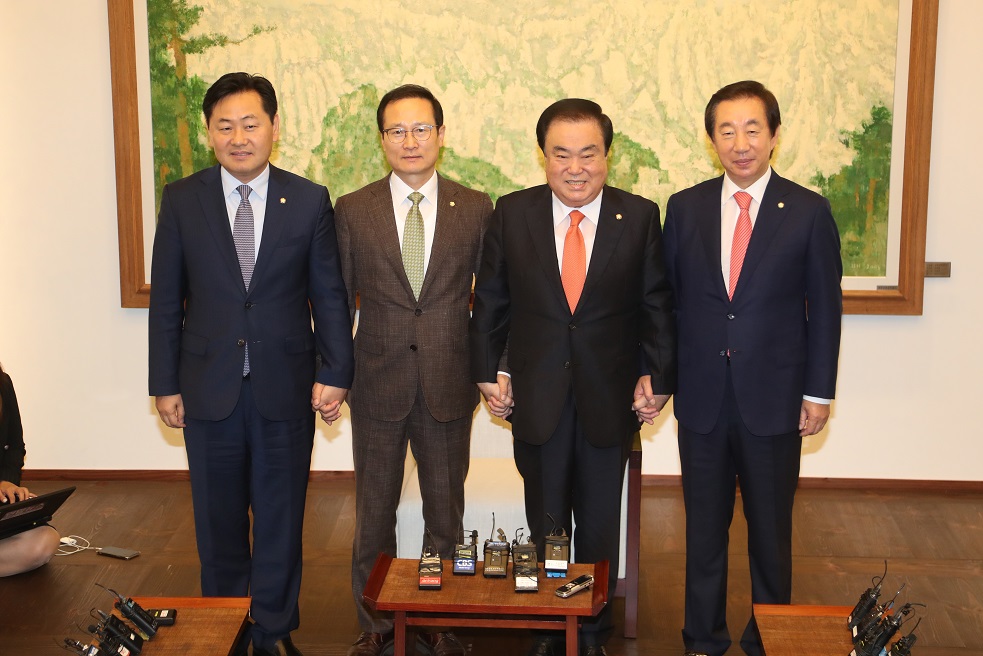 ▲10일 오전 국회 의장접견실에서 열린 국회의장과 교섭단체 원내대표 회동에서 참석자들이 포즈를 취하고 있다.     왼쪽부터 바른미래당 김관영 원내대표, 더불어민주당 홍영표 원내대표, 문희상 의장, 자유한국당 김성태 원내대표.(연합뉴스)