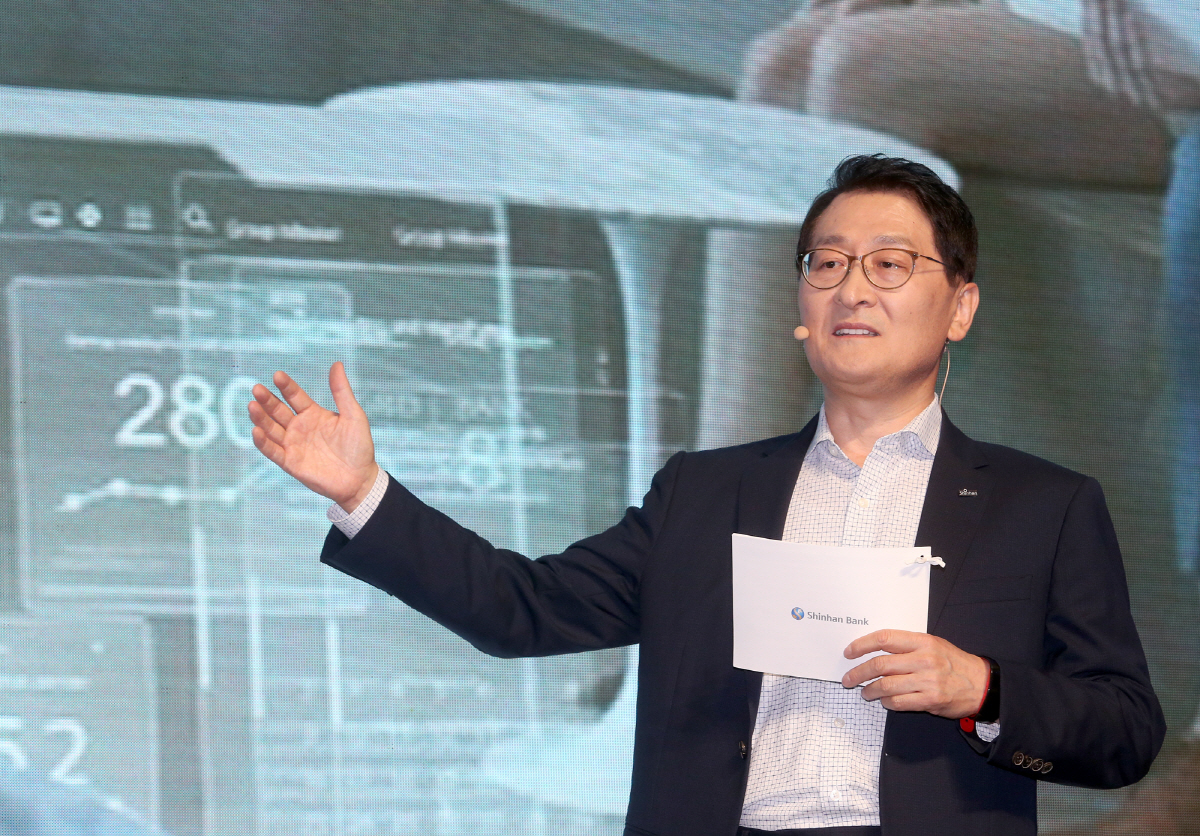 ▲위성호 신한은행 행장이 10일 서울 강남구 인터컨티넨탈 파르나스에서 진행된‘페이스북 마케팅 서밋 2018’에서 디지털 금융의 미래에 대해 강연하고 있다. 사진제공=신한은행