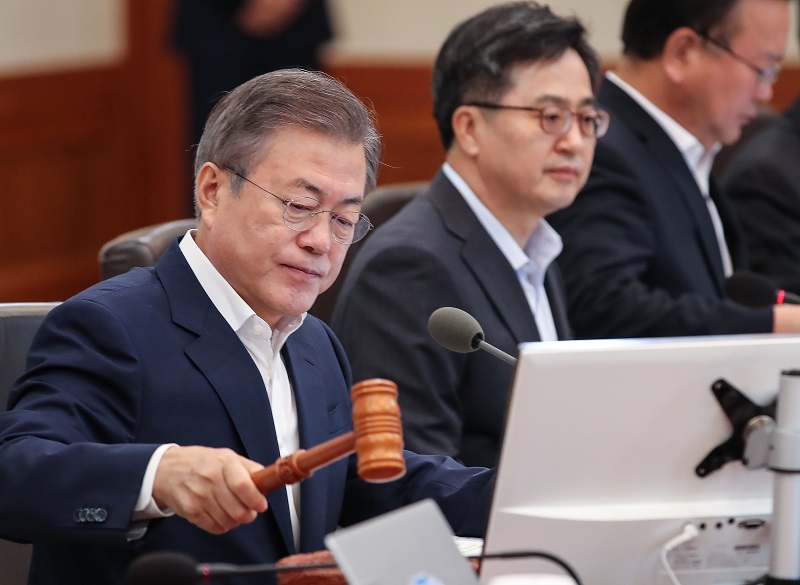 ▲문재인 대통령이이 11일 오전 청와대에서 열린 국무회의에서 의사봉을 두드리고 있다.(연합뉴스)