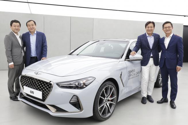 ▲제네시스가 23회 부산국제영화제를 공식 후원한다. 11일 서울시 강남구에 자리한 제네시스 강남에서 열린 조인식에 홍석범(왼쪽부터) 국내마케팅실장, 전양준 부산국제영화제 집행위원장, 배우 안성기, 이광국 국내영업본부장이 참가해 기념 촬영을 하고 있다. (사진제공=현대차)