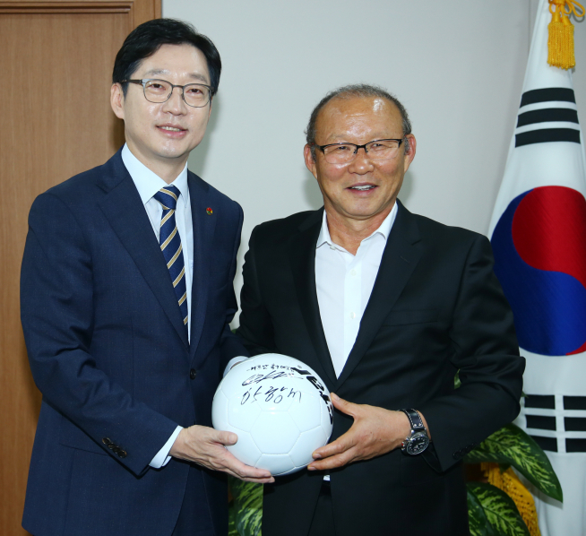 ▲김경수 경남도지사(좌), 박항서 감독.(연합뉴스)