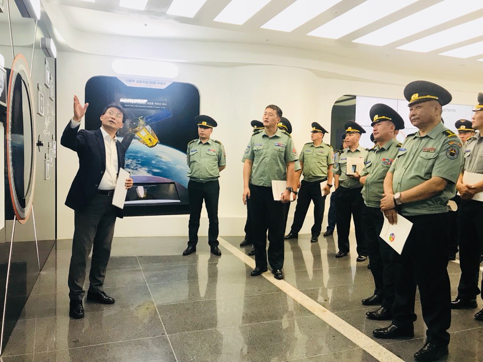 ▲11일 몽골 국방대학교 연구·사회부총장 룬데브 바트쳉겔 대령 외 24명이 한화시스템 용인연구소를 방문해 한화그룹 방산계열사의 사업과 제품에 대한 설명을 듣고 있다. 이번 방문은 한반도 안보환경을 이해하고 한국의 우수한 방산 기술을 체험하기 위해 이뤄졌다.(사진제공=한화시스템)