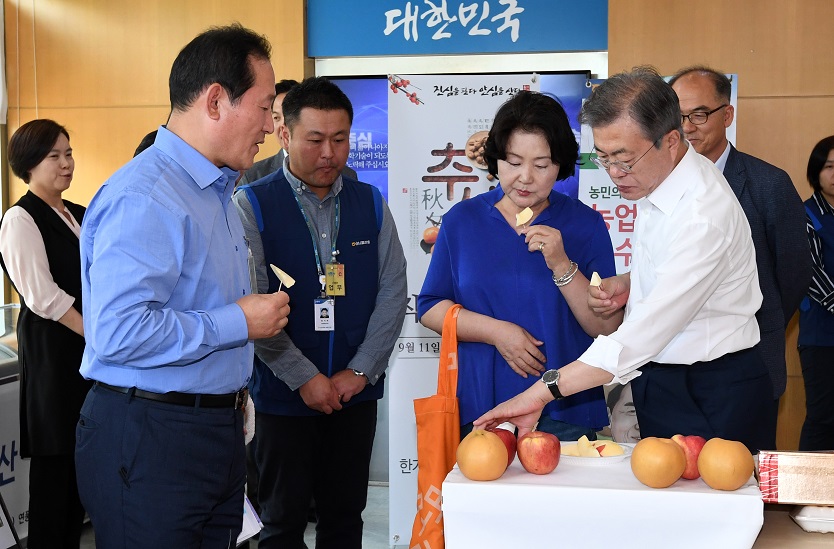 ▲문재인 대통령과 부인 김정숙 여사가 11일 청와대 연풍문에 개설된 추석맞이 직거래 장터를 찾아 과일을 시식하고 있다.(연합뉴스)