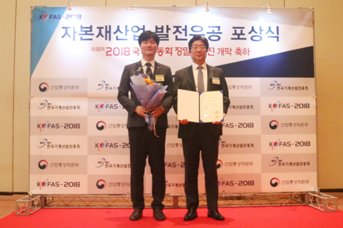 ▲11일 경기도 일산 킨텍스에서 열린 '2018 국제자동화정밀기기전' 개막식에서 권오철 한국동서발전 기술본부장(오른쪽)과 박재홍 동반성장센터 차장이 국무총리 표창 수상 후 기념 촬영을 하고 있다.(한국동서발전)