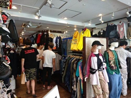 ▲일본 도쿄 시모키타자와의 한 빈티지 의류 매장에서 젊은이들이 옷을 살펴보고 있다. 니혼게이자이신문
