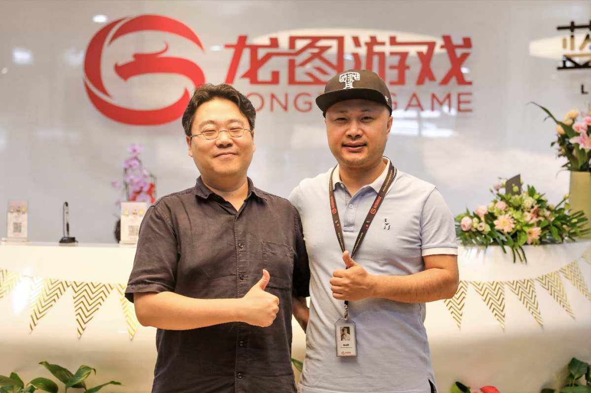 ▲열혈강호M 글로벌 퍼블리싱 체결식을 갖고 기념촬영하는 (좌)액트파이브 정순렬 대표 (우)와 룽투코리아 양성휘 대표(사진=룽투코리아 제공)