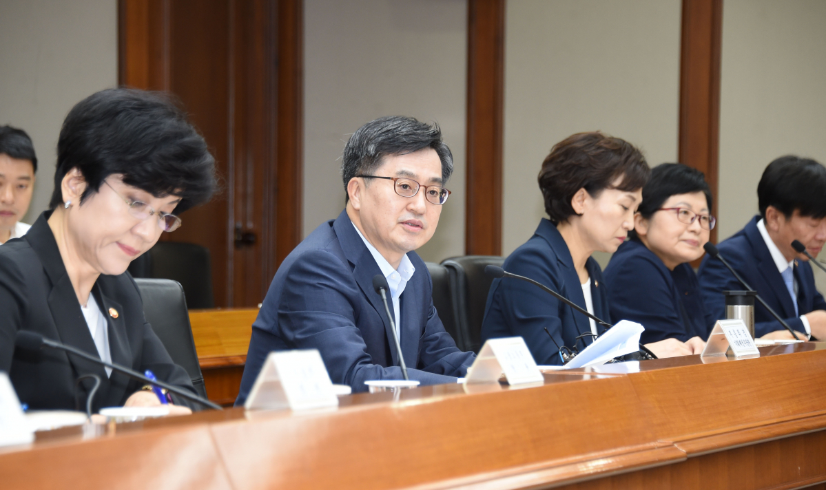 ▲김동연 경제부총리 겸 기획재정부 장관이 지난달 27일 서울 여의도 한국수출입은행에서 제15차 경제관계장관회의를 주재하고 모두발언을 하고 있다.(제공=기획재정부)