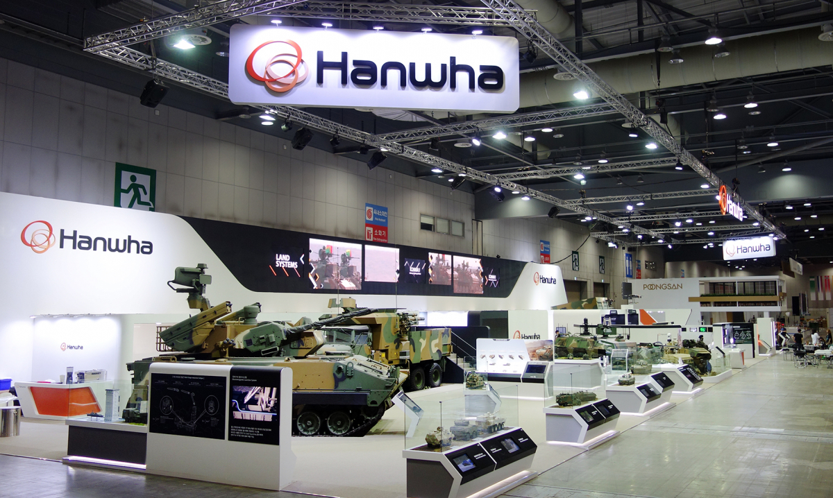 ▲한화 방산계열사(㈜한화/한화시스템/한화지상방산/한화디펜스)가 12일부터 16일까지 경기도 일산 킨텍스에서 개최되는 국내 최대 규모의 지상무기 전시회 ‘2018 대한민국 방위산업전(DX Korea 2018)’에 통합 부스를 열고 수출 활로 개척에 나선다. 참가사 중 최대 규모의 전시 공간를 꾸린 한화 방산계열사는 각 사의 제품 기술력과 시너지를 중심으로 종합방산기업의 역량을 펼쳐 보일 예정이다. (사진제공=한화)