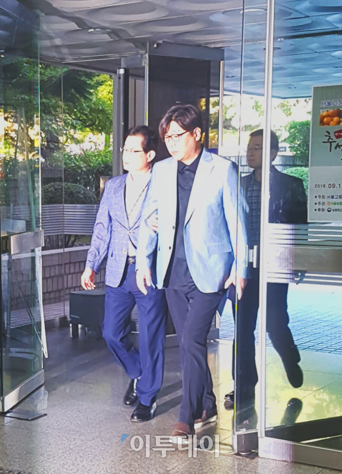 ▲통행세를 받고 회삿돈으로 추징금을 낸 혐의를 받는 탐앤탐스 김도균 대표(윤한슬 기자 charmy@)