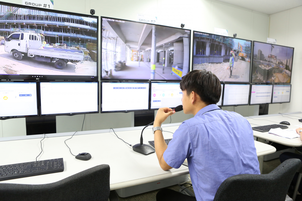 ▲현대엔지니어링 현장의  IoT 안전모 시스템 상황실(사진=현대엔지니어링)