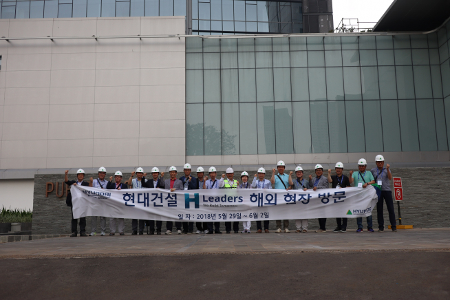 ▲현대건설 우수 협력사 관계자들이 현대건설 인도네시아 샹그릴라 레지던스공사 현장에서 기념촬영을 하고 있다(사진=현대건설)