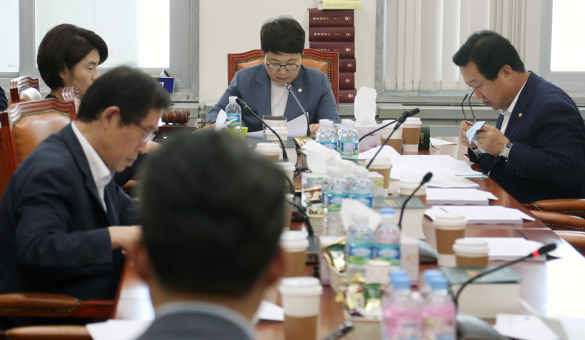 ▲11일 오전 국회에서 열린 환경노동위원회 고용노동소위원회에서 소속 위원들이 이날 논의될 법안 자료들을 살펴보고 있다. (연합뉴스)