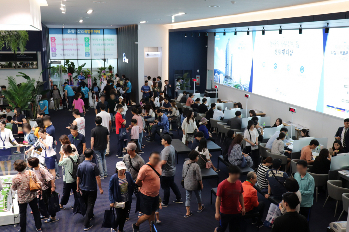 ▲'동래 더샵' 견본주택 내부 모습(사진=포스코건설)